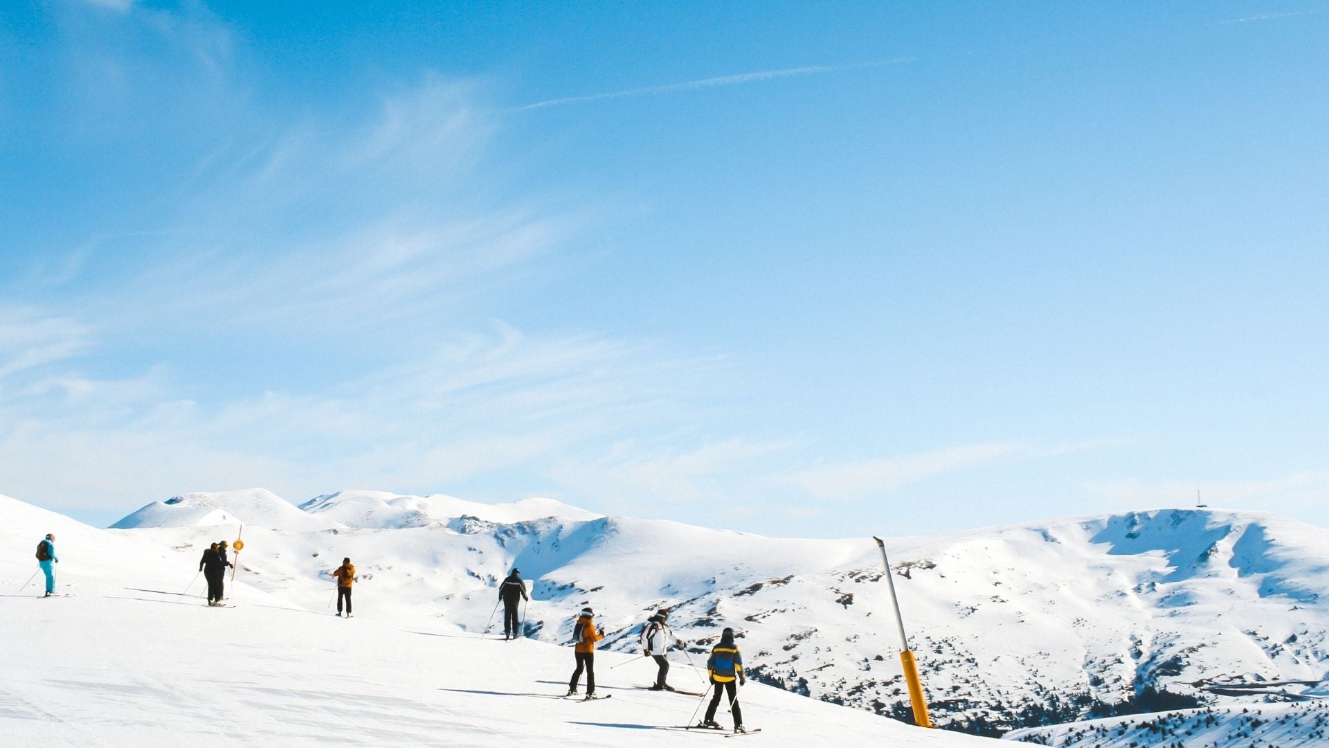 Piste de ski enneigée.